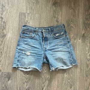 Levi 501 short mid thigh